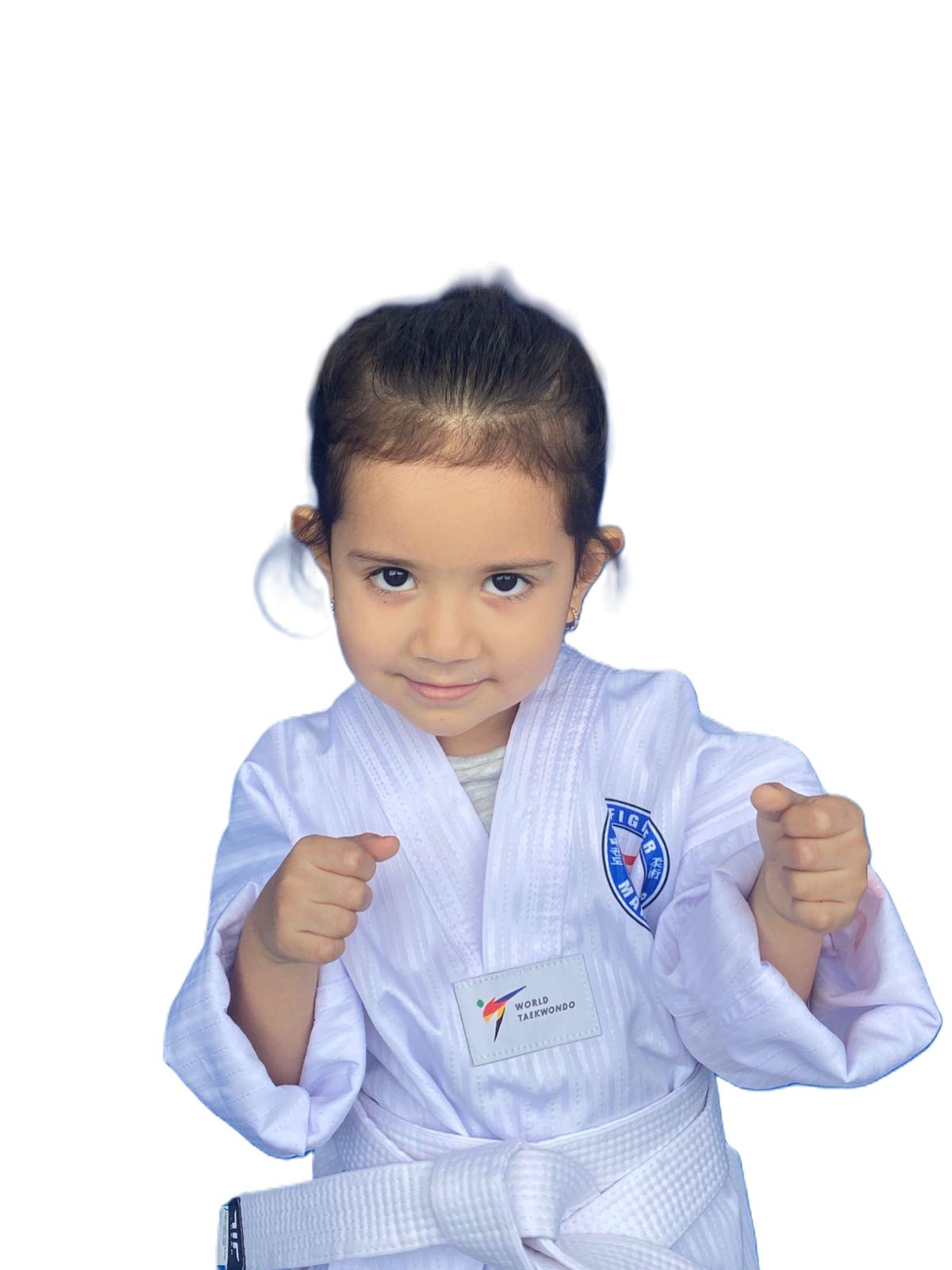Alumna infantil de Pro Fighter con uniforme de Taekwondo